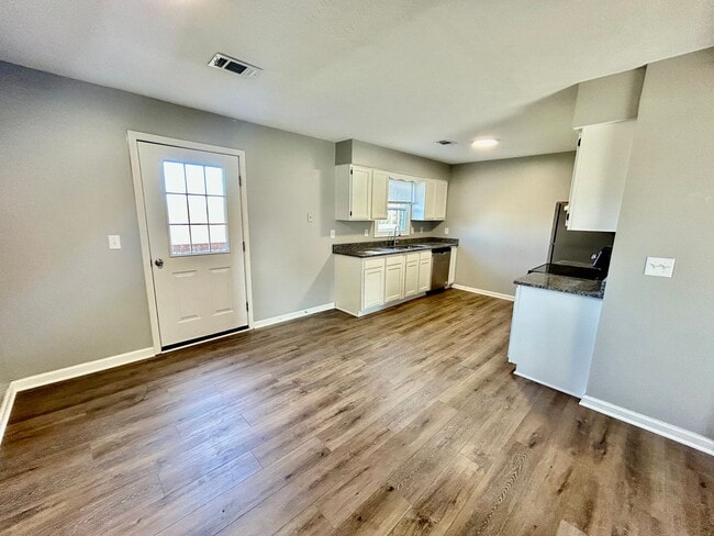 Building Photo - Modern 3BR Apartment in Richmond!
