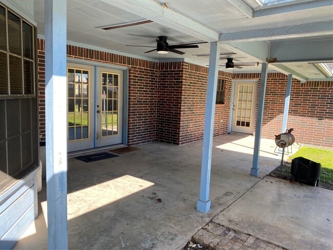 Building Photo - 301 Jansen Dr