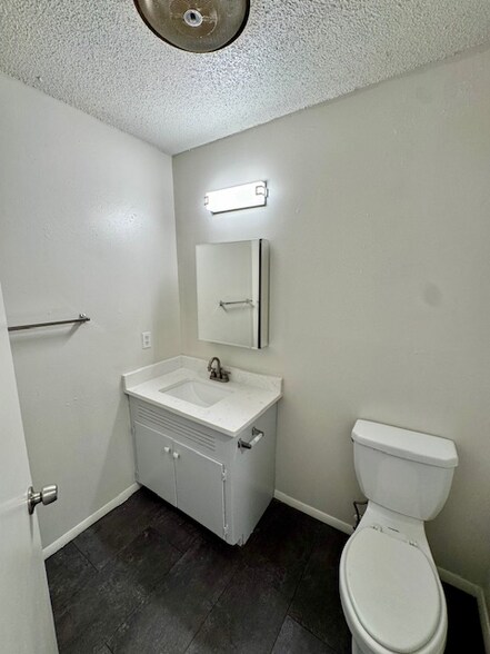 Building Photo - 920 N Leverett Ave
