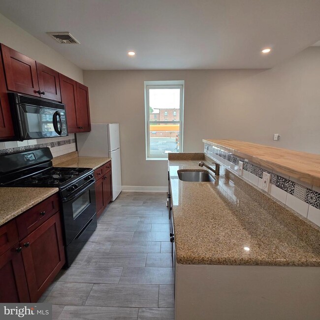 Building Photo - 2217 Spring Garden St