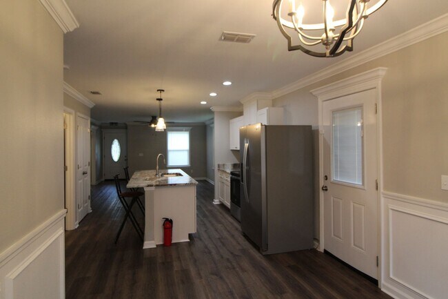 Building Photo - 3 Bedroom in Magnolia Gardens Available Now!