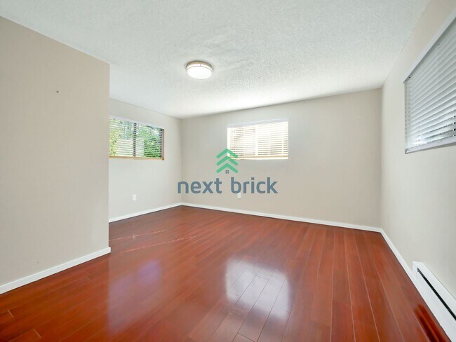 Building Photo - 5 Bed and 3 Bath Single-family Home Availa...