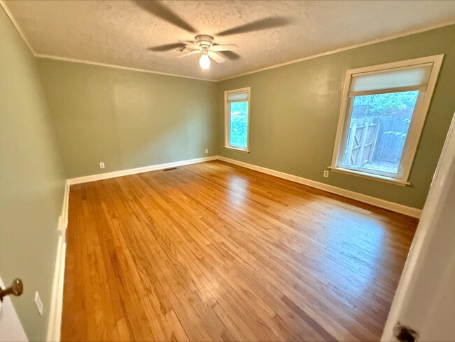 Building Photo - 1004 Brookside Dr