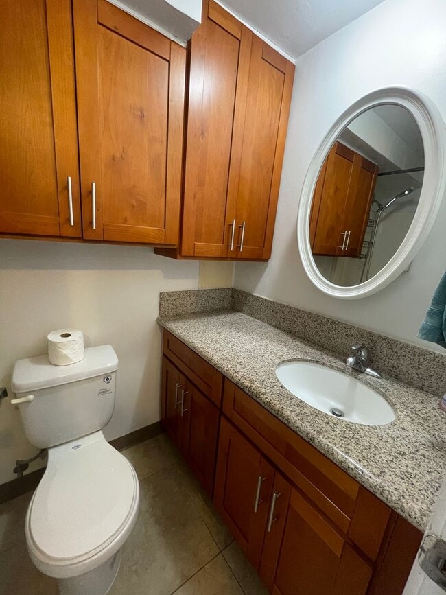 Building Photo - Fantastic Studio Unit w/ parking available...