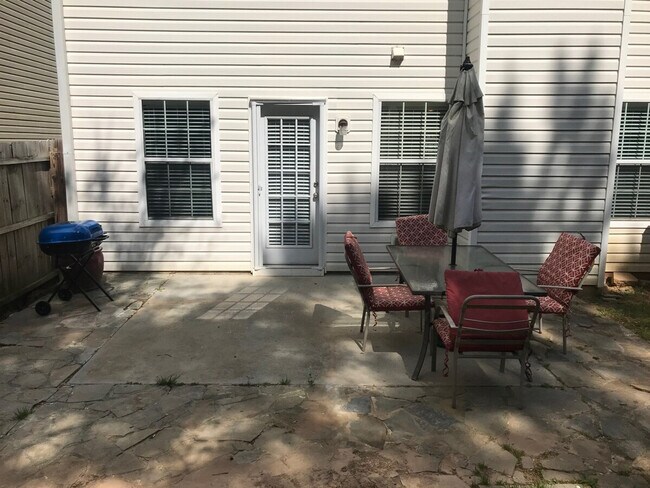 Building Photo - 327 Hidden Creek Ln