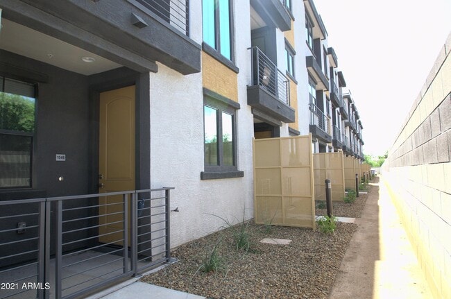 Building Photo - 2090 S Dorsey Ln