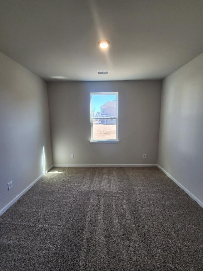 Building Photo - 227 Londonshire Dr
