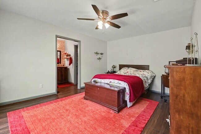 Building Photo - 423 Merriweather St