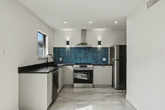 Building Photo - 2103 Mistletoe Ave