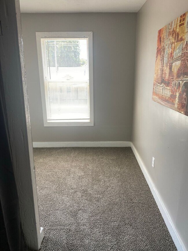 Building Photo - Very attractive 2BR 1/2 duplex