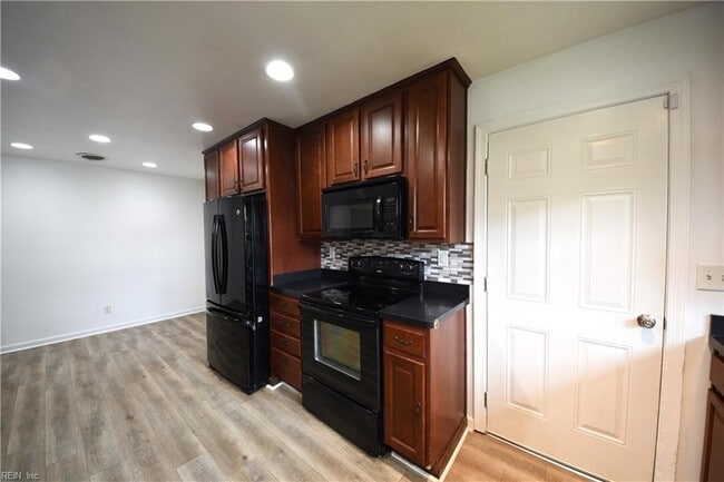 Building Photo - 823 Brentwood Dr