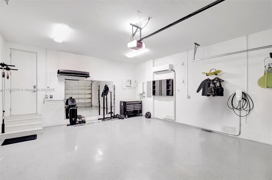 Building Photo - 7800 Center Bay Dr