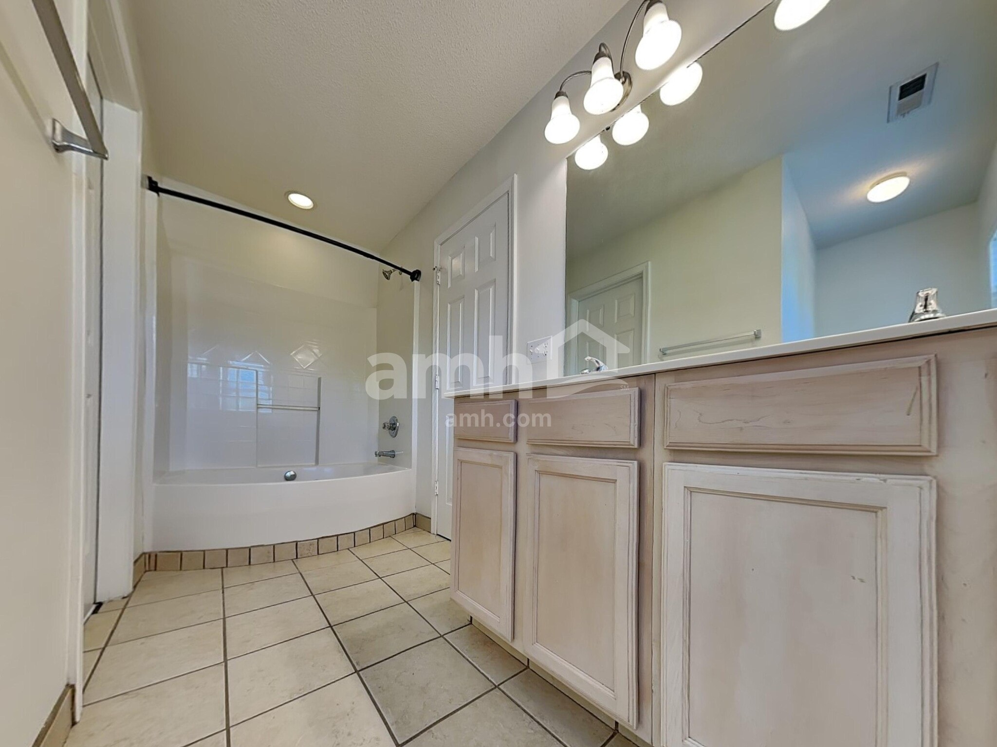 Building Photo - 124 Trayesan Dr