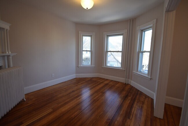Building Photo - 755 Saratoga St