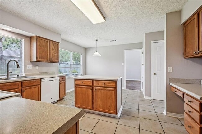 Building Photo - 109 Silverwood Dr