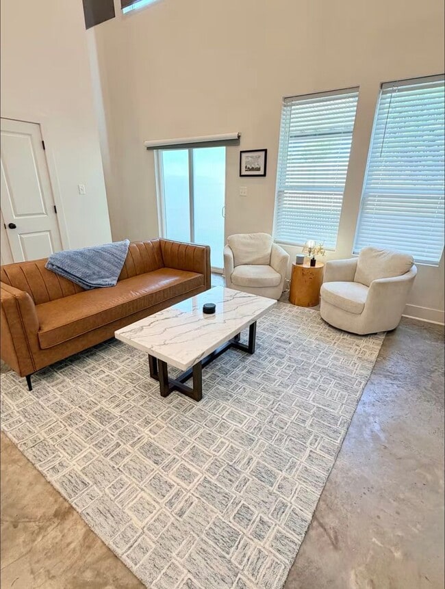 Building Photo - FOR RENT in LAFAYETTE!