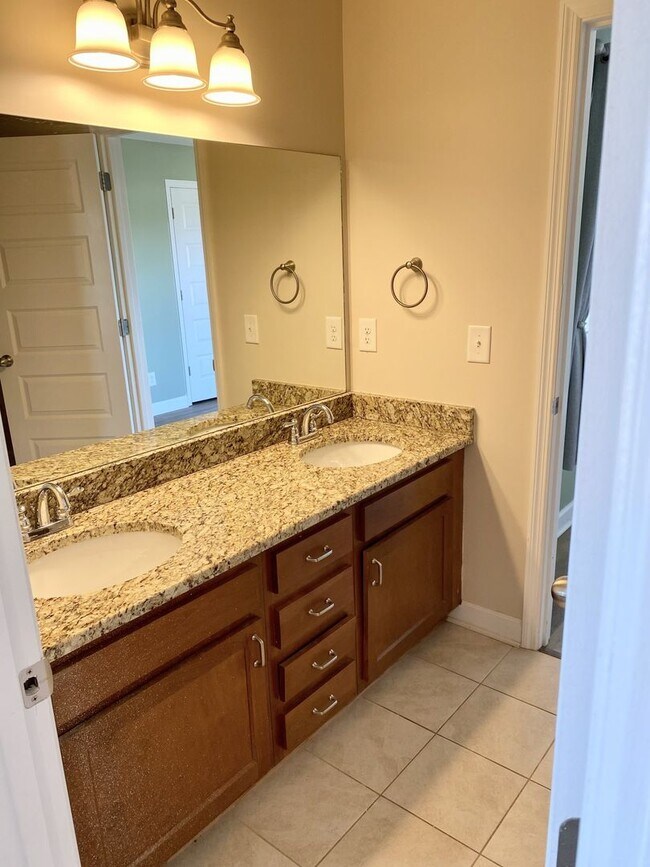 Building Photo - Great Location!! - 3 bedroom 2.5 bath home