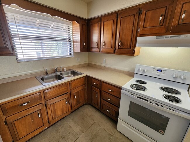 Building Photo - 3224 Hillrise Dr