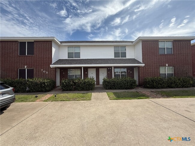 Primary Photo - 705 S Amy Ln