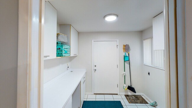Building Photo - Park Avenue- 4 Bedroom/3 Bath - BEAUTIFUL!