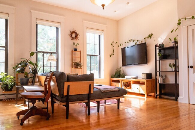 Building Photo - Beautiful 1 Bedroom In One Of Portlands Most Historic Buildings