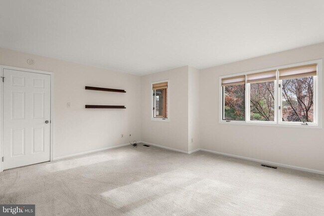 Building Photo - 11 Treaty Dr