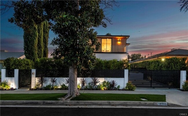 Building Photo - 16706 Magnolia Blvd