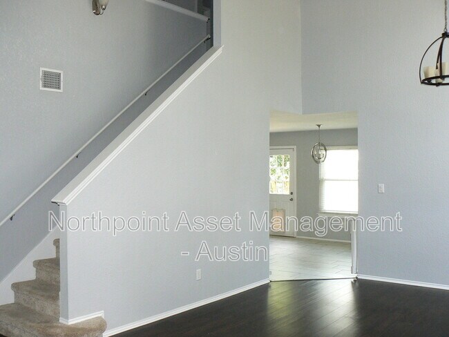 Building Photo - 1701 Yucca Ln