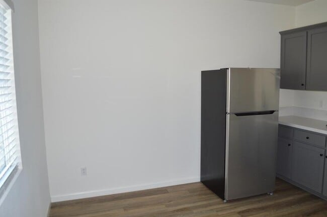 Building Photo - 573 Bedfordshire Dr