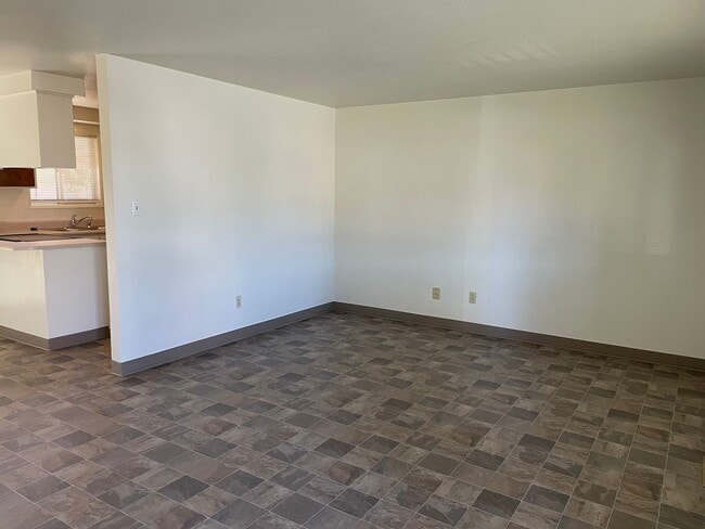 Building Photo - Newly Updated 3 Bedroom 2 Bath Home