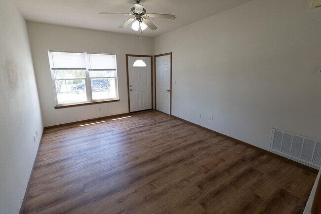 Building Photo - 5000 Derby Ridge Dr