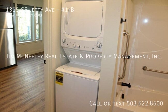 Building Photo - 1305 SE Jetty Ave