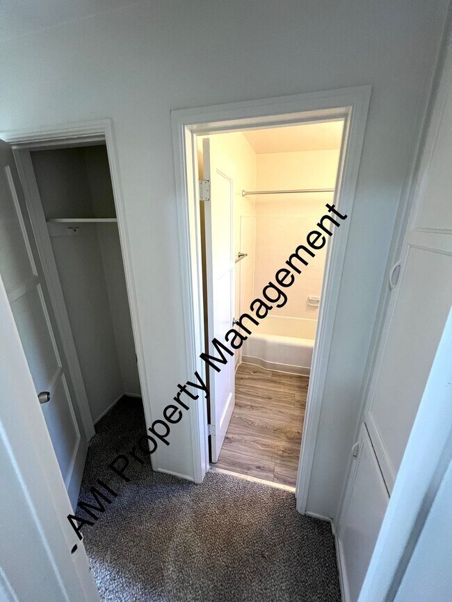 Building Photo - Move in Special!! $500 off 1st Month's Rent!!