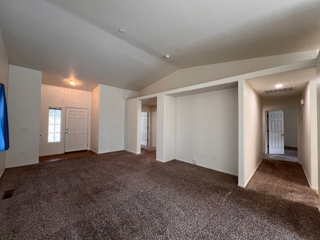 Building Photo - Centrally located 3 bedroom home in Fernley- 3 car garage
