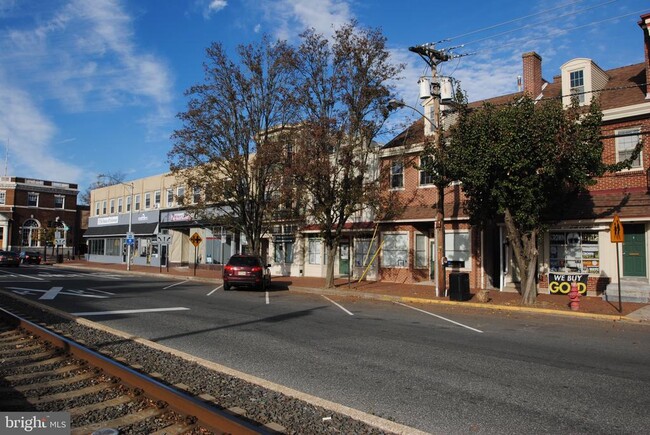 Building Photo - 17 E Broad St