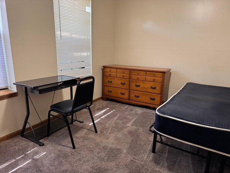 Building Photo - 700 N Adelaide St