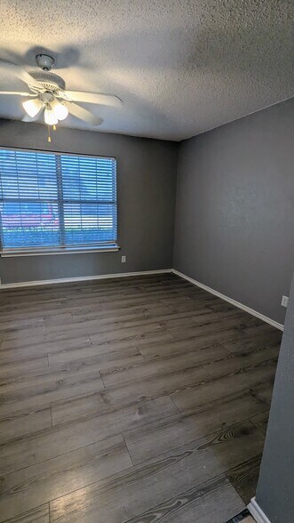 Building Photo - 1003 Vedral Pl