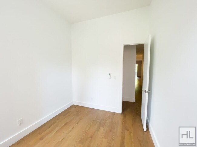 Building Photo - DEKALB AVENUE / Spacious 4-Bed 2-Bath / Gr...