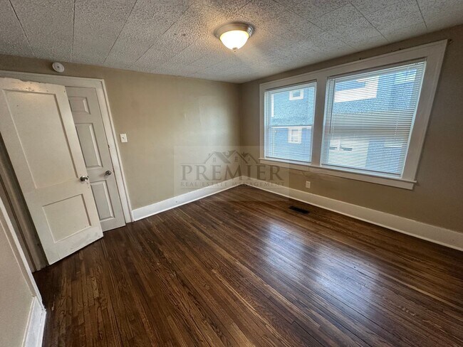 Building Photo - Rent $895 -5646 Lydia Ave, Kansas City, MO...