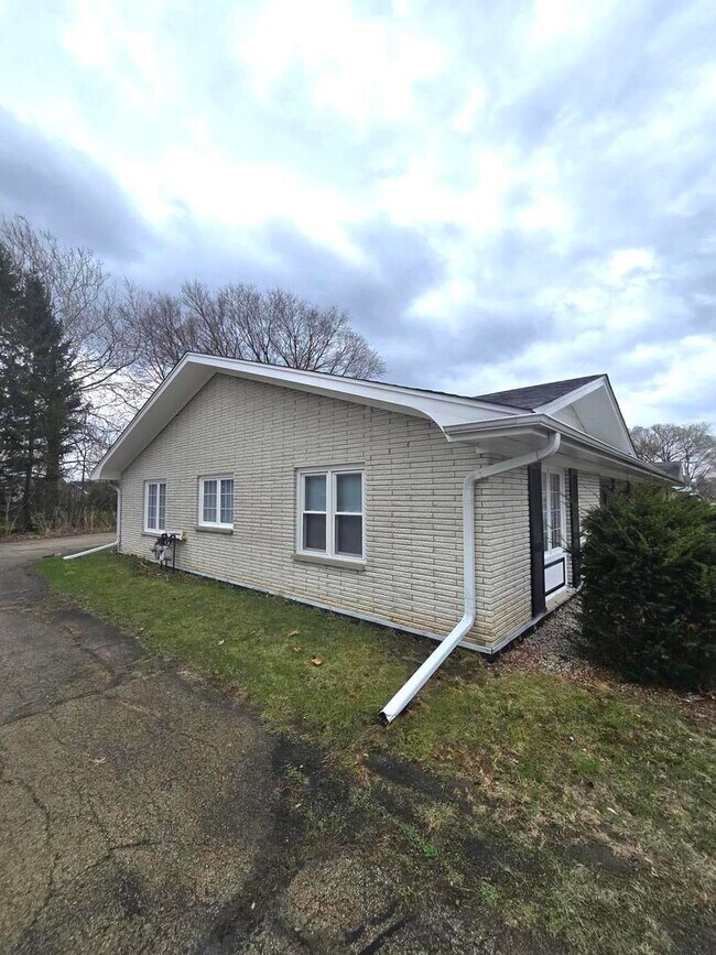 Building Photo - 714 N Bridge St