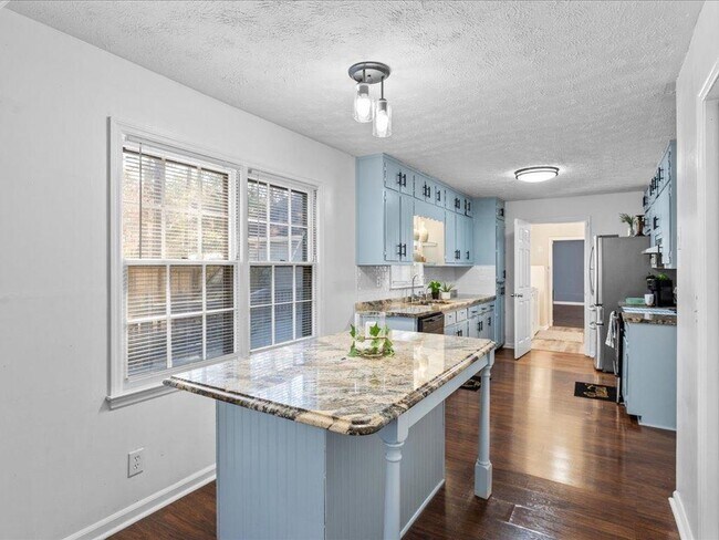 Building Photo - 150 Forest Ridge Ct SW