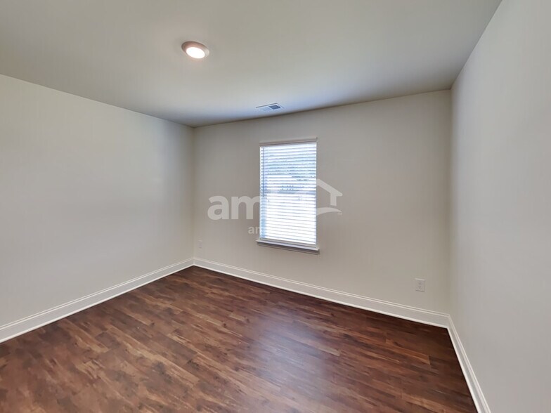 Building Photo - 738 Carnaby Ln