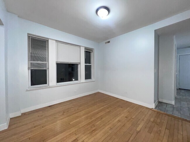 Building Photo - 1119 W 72nd St