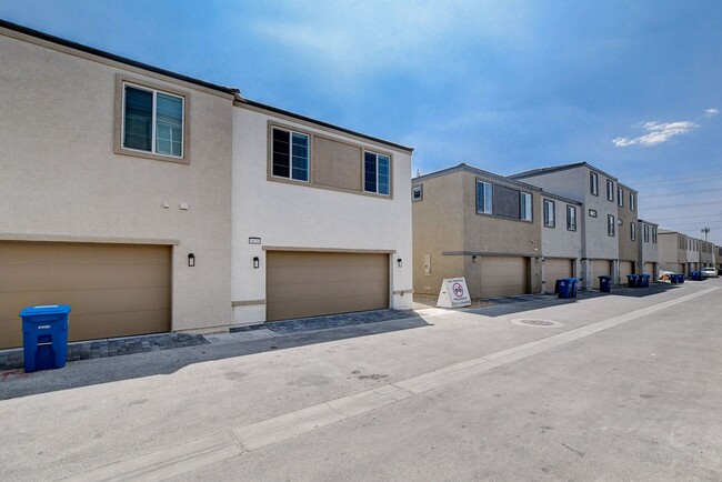 Building Photo - BRAND NEW TOWNHOME OFF 215 AND RUSSELL * N...