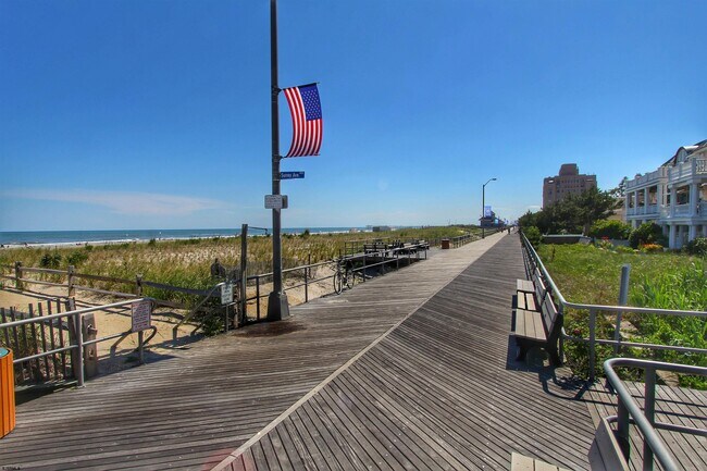 Building Photo - 2 S Dudley Ave