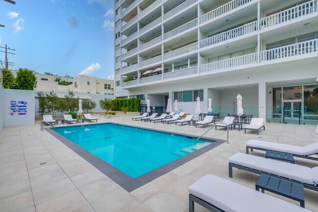 Building Photo - 999 N Doheny Dr