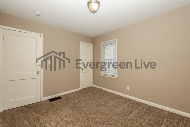 Building Photo - 4263 Woodcliffe Ave