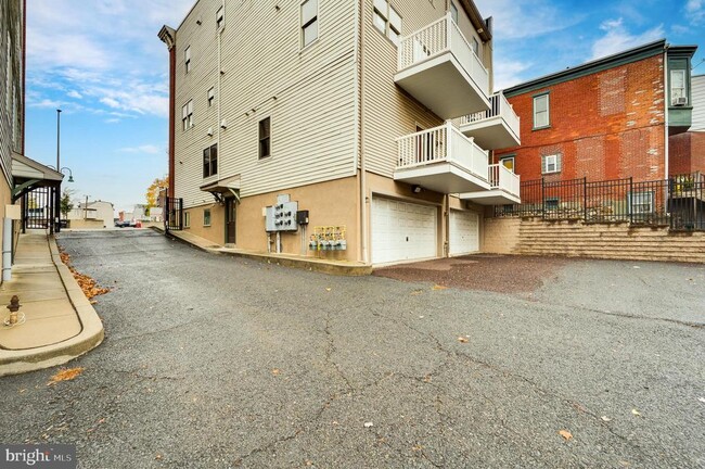 Building Photo - 1020 Penn St