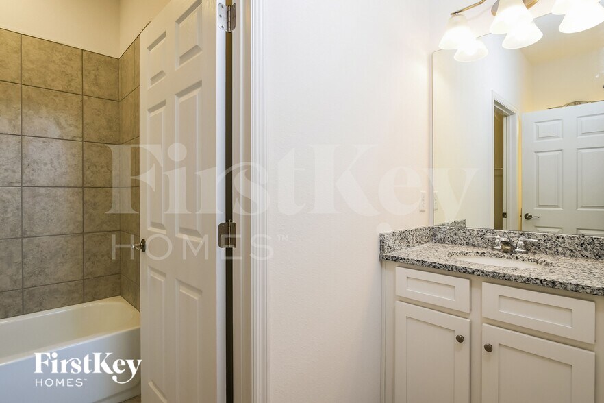 Building Photo - 1136 Spokane Pt