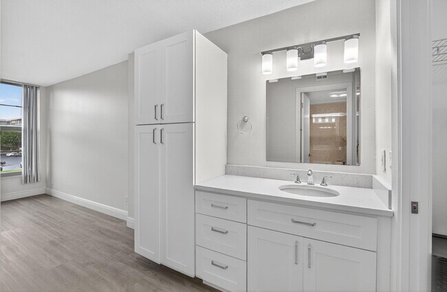 Building Photo - 4 Royal Palm Way